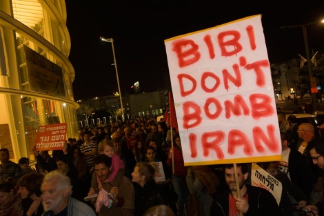 Una manifestante con una pancarta pidiendo a Netanyahu que no bombardee Irán. | Afp