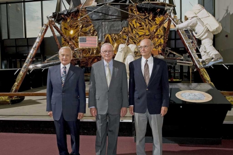 Aldrin, Armstrong y Collins, junto a una maqueta del Apolo 11. | AFP