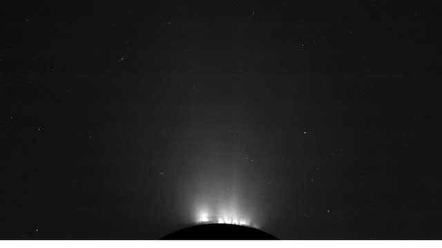 Los chorros de vapor en la superficie de Encélado. | NASA
