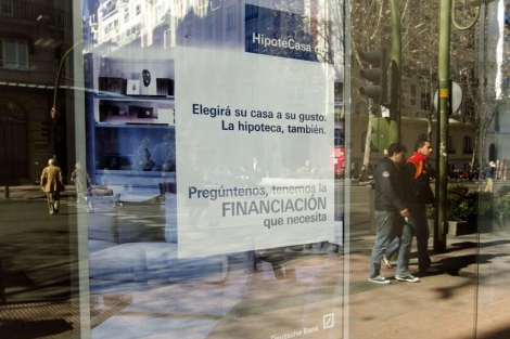 Cartel de una campaña de concesión de hipotecas de una entidad bancaria. | Begoña Rivas