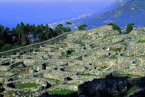 El castro de Santa Tecla se sitúa sobre el Atlántico, en lo alto de un monte. | Turgalicia