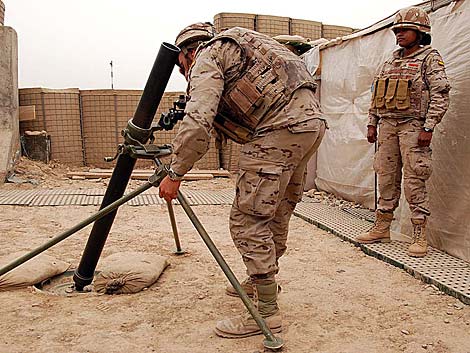 Artilleros españoles en el campamento de Ludina. | Mònica Bernabé