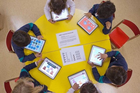 Ni&ntilde;os de infantil y primaria hacen uso de las nuevas tecnolog&iacute;as en el colegio. | Vicent Bosch