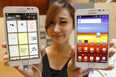 Galaxy Note es una mezcla de teléfono y tableta. | Reuters