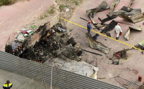 Restos de la chabola incendiada vistos desde un edificio cercano. | Efe