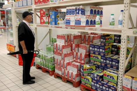 Un hombre mira los precios de la leche en un supermercado. | Alberto Cuellar