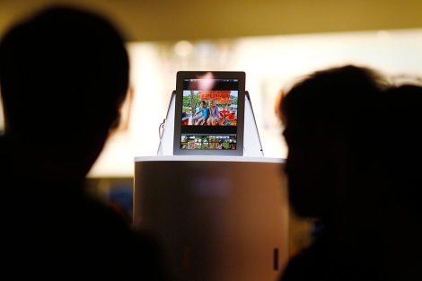 Varios usuarios en una tienda de Apple. | Reuters