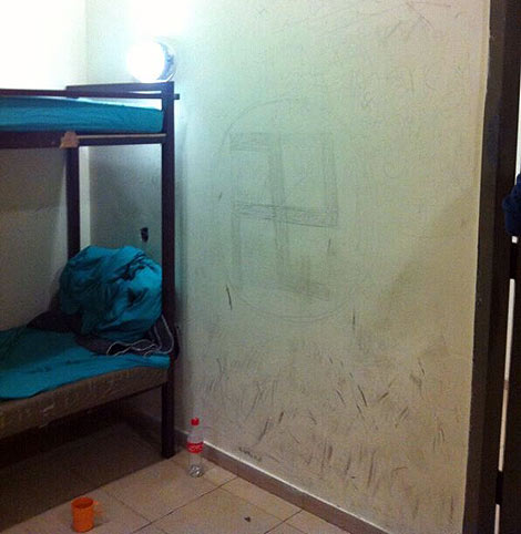 Imagen de la pared del centro de detención tras la flytilla propalestina. | Ministerio de Interior israelí