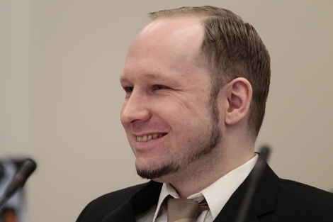 Asesino psicópata: Breivik sonríe abiertamente en la segunda jornada de su juicio en Oslo. Breivik sonríe abiertamente en la segunda jornada de su juicio en Oslo. | Efe