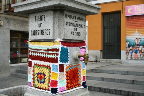 Imagen de la fuente de la plaza de Cabestreros Cubierta por un traje de ganchillo.| Antonio Castro