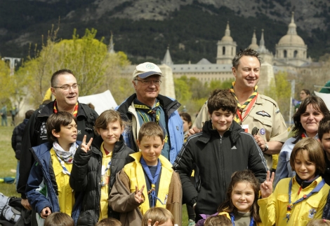 El Rey Gustavo de Suecia, en El Escorial, con los scouts. | AFP El Rey Gustavo de Suecia, en El Escorial, con los scouts. | AFP