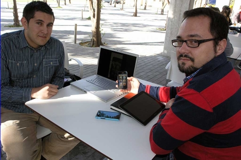 Arnold Valenzuela y su director de proyecto, José Antonio Álvarez, con un iPhone. | M.C.
