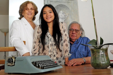 Raúl Rivero, ayer, con Blanca Reyes y su hija Yeni. | Bernardo Díaz