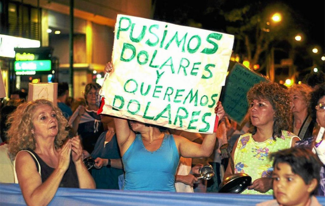 Argentinos protestan en 2011 porque sus depósitos se 'pesificaron' en 2002, perdiendo así valor. | Efe