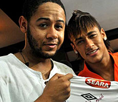 Emicida (izquierda), con el futbolista Neymar.