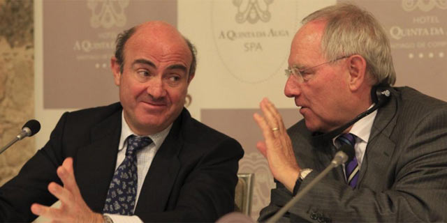 Los ministros de Economía de España y Alemania, Luis de Guindos (i) y Wolfgang Schäuble (d).