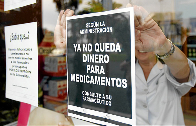 Un cartel de protesta en una farmacia de Alicante. | Ernesto Caparrós