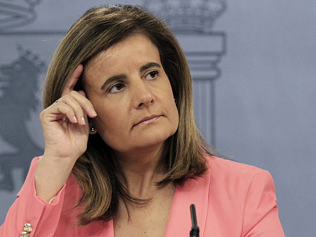 La ministra de Empleo, Fátima Báñez, durante la rueda de prensa. | Sergio Barrenechea / Efe