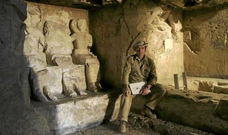 El arqueólogo José Manuel Galán en la tumba de Djehuty. | José Latova Fernández-Luna