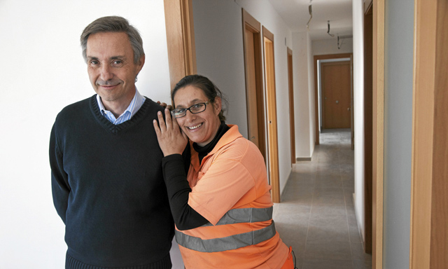 El promotor Antonio Gimeno y una de las beneficiadas por la iniciativa. | Vicent Bosch El promotor Antonio Gimeno y una de las beneficiadas por la iniciativa. | Vicent Bosch