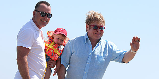 Elton John, con su marido y su primer hijo. | Gtres