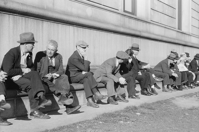 Parados sentados al sol en San Francisco, California, en 1937. | Dorothea Lange (Library of Congress)