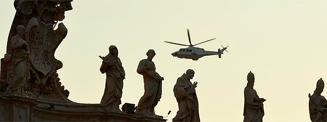El helicóptero de Benedicto XVI sobrevuela Roma.