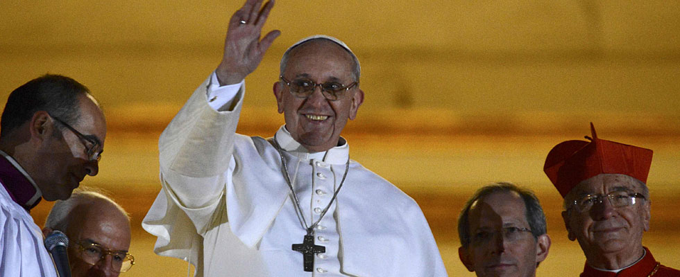 El nuevo Papa saluda a la multitud congregada en la plaza del Vaticano.| Afp