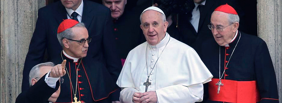 El nuevo Papa saluda a la multitud congregada en la plaza del Vaticano.| Afp