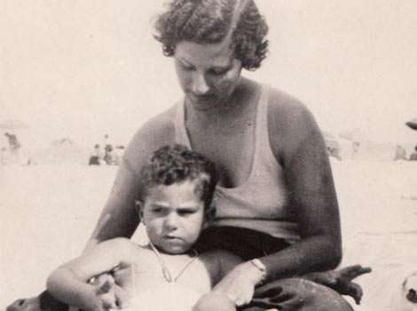 El escritor, cuando tenía dos años, junto a su madre.