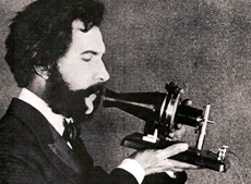 Bell con un teléfono experimental. | EOM