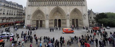 FRANCIA: Un hombre se suicida en Notre-Dame