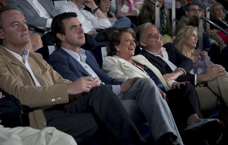 González Pons se sienta junto a Castedo durante el discurso de Rus. Rita Barberá no ocupa su lugar y es Pons quien se mueve junto a Castedo. | Vicent Bosch