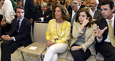 Aznar, junto a la vicepresidenta y el ministro de Industria. | A. Cuéllar