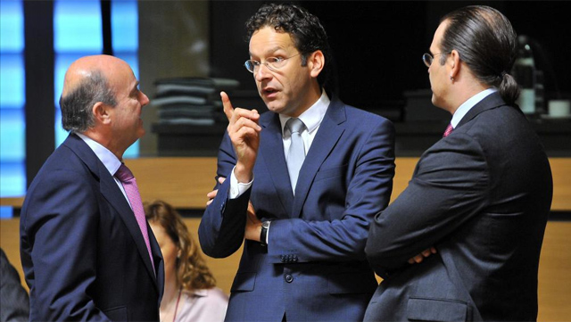 El ministro de Economía y Competitividad español, Luis de Guindos (i), conversa con su homólogo sueco, Anders Borg (d), y con el presidente del Eurogrupo, Jeroen Dijsselbloem. | Efe