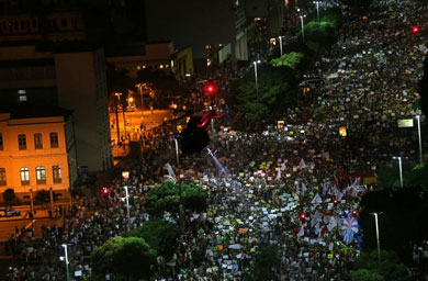 Manifestantes anoche en las calles de Río. | Afp