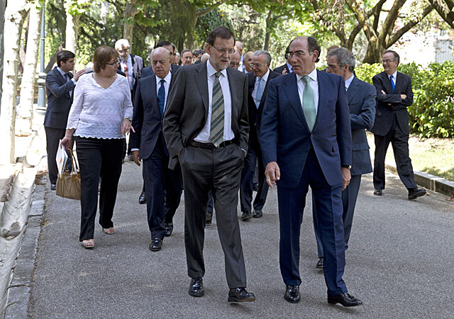 El presidente del Gobierno conversa con el de Iberdrola, acompañados de grandes ejecutivos en La Moncloa. | Efe