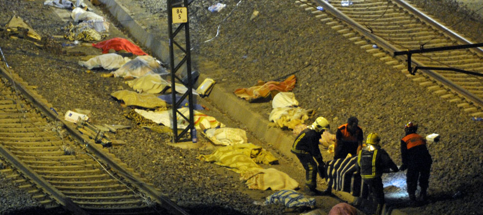Cuerpos recuperados del tren cubiertos con mantas en el lugar del siniestro. | Afp MÁS IMÁGENES