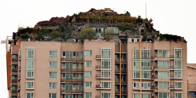 Mansión construida en la azotea de un edificio en Pekín. | Afp