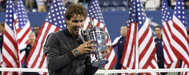 Rafael Nadal muerde su trofeo, en uno de sus característicos gestos, tras ganar en Nueva York. | Reuters | [VEA MÁS FOTOS]