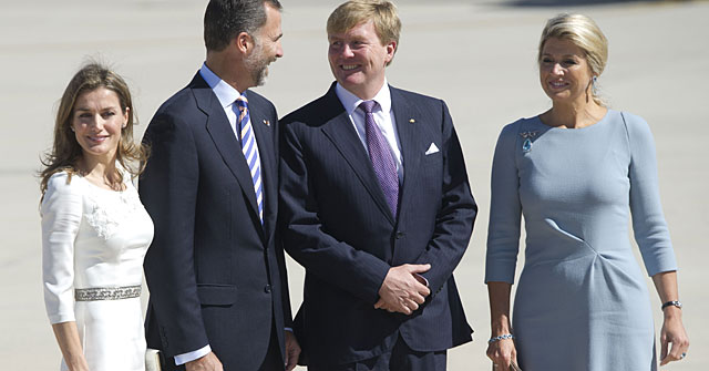 Los príncipes de Asturias han recibido a los reyes de Holanda. | AFP VEA MÁS FOTOS