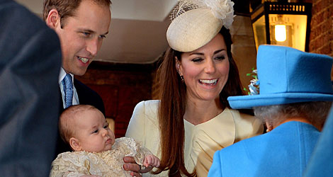 Los duques muestran al bebé a su bisabuela, Isabel II. | AFP/Pool