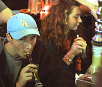 Estudiantes fumando en cachimba en un bar de California (Foto: Isaac Hernández)
