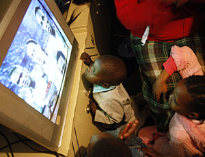Dos niños ven un partido de fútbol en la televisión. (Foto: Denis Farrel | AP)
