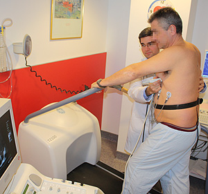 El doctor Bouzas realiza la prueba a un paciente (Foto: Hospital A Coruña)