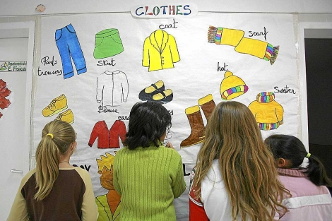 Niños en los pasillos de un colegio bilingüe.| Ricardo Cases