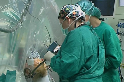 Un paciente se somete a cirugía psiquiátricia en el Hospital La Fe de Valencia. | El Mundo