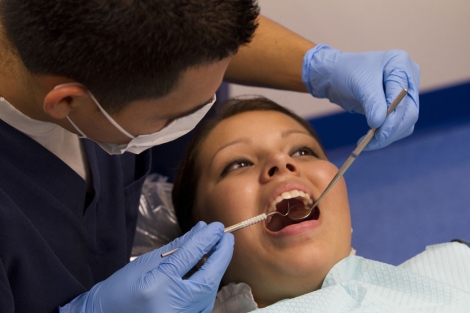 Una chica durante una limpieza dental.| AHA