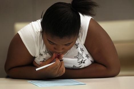 Una niña con sobrepeso estudia en una escuela de EEUU. | Afp
