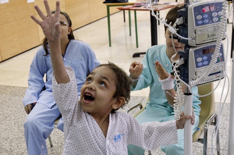 Jasin, un niño trasplantado, juega en el Hospital de La Paz. | EFE